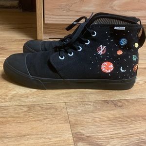 Universe Hightop Bangs. Women’s size 10. Black color with universe embroidery.